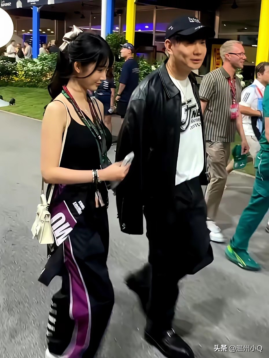 新加坡F1赛场，林俊杰带着小女友出现现场，JJ的手始终牵着七七。这般宠爱，屏幕前的我们已经被喂饱了。

自从JJ认爱七七，经常能看到他牵着她。两人相差21岁，家世背景都相当优越，门当户对，年龄从不是鸿沟。七七早就见过男方家长，JJ也到了该成家的年纪，说不定过两年两人就官宣结婚了，拭目以待吧。