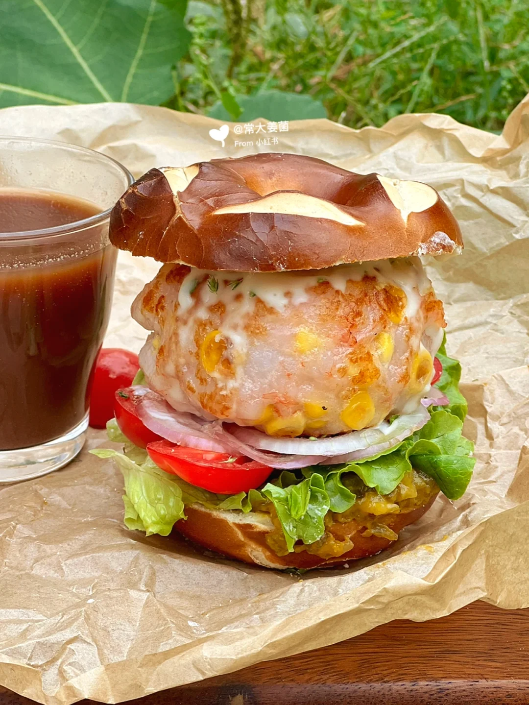 好厚一只虾饼贝果汉堡！！🍔🍤