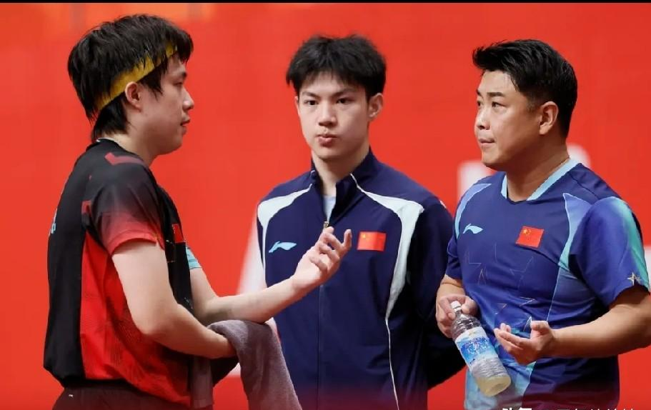国乒男团丢冠，王皓一句“交学费”堵不住所有人的嘴！
9月24日亚运会男团决赛，中国队2比3输给日本队，无缘九连冠，日本时隔60年重新拿到这枚金牌。王皓赛后回应排兵布阵争议，说启用19岁的温瑞博打二单“不能算是变阵”，半决赛就考虑好了，目的是让年轻人在最高级别的赛场上“感受决赛的残酷性”。温瑞博两场全