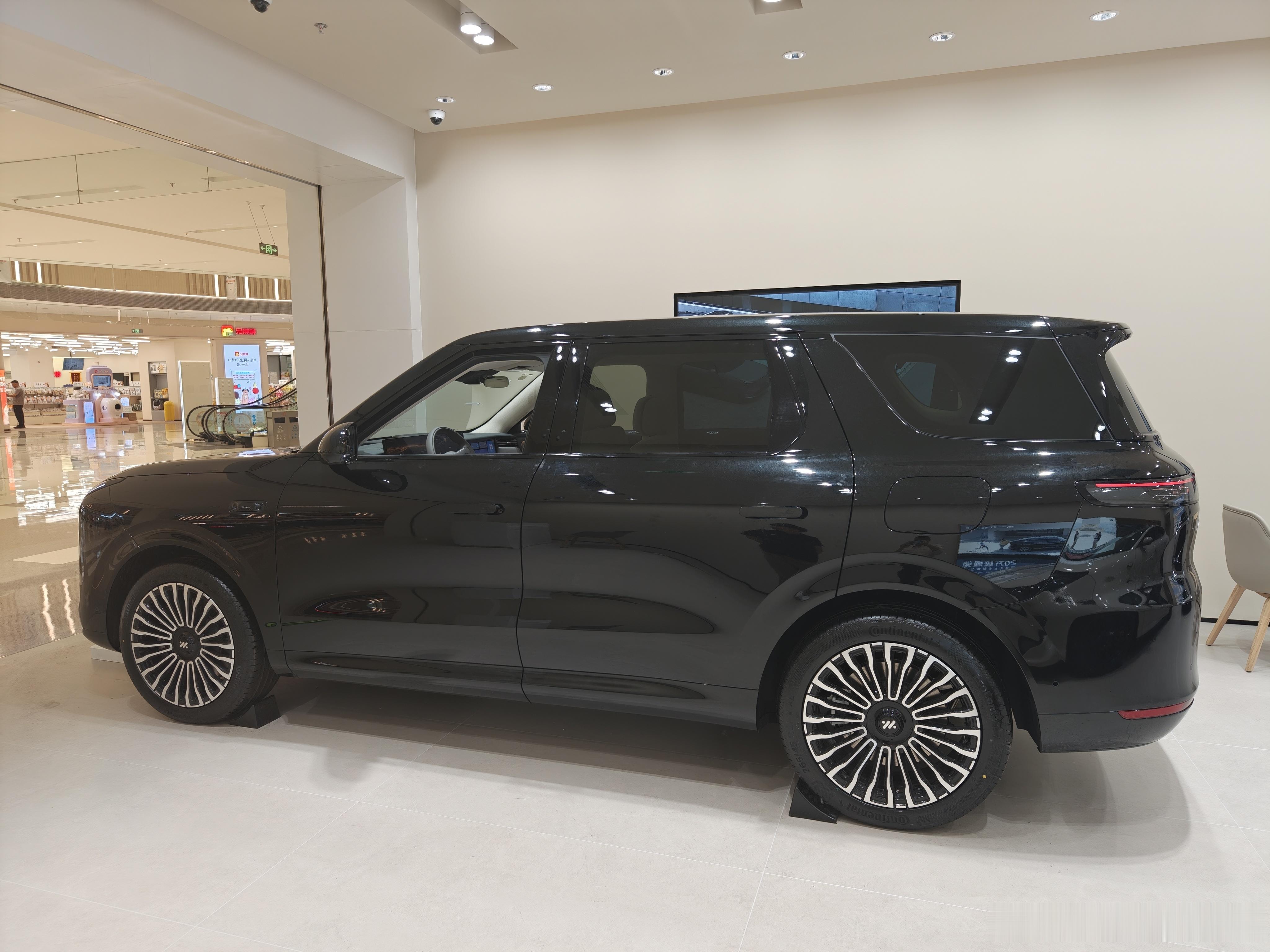 智己LS8测评
 
智己LS8定位中大型增程SUV，于2026年4月16日正式上市，上市权益价24.98万起，主打家用舒适与高端操控，在26万-31万区间，是兼顾驾驶乐趣与家庭出行的选手。车身尺寸5085mm×2000mm×1807mm，轴距3060mm，提供五座、六座两种布局。外观线条圆润，贯穿式日行灯辨识度很高，封闭式前脸在增程 ​
