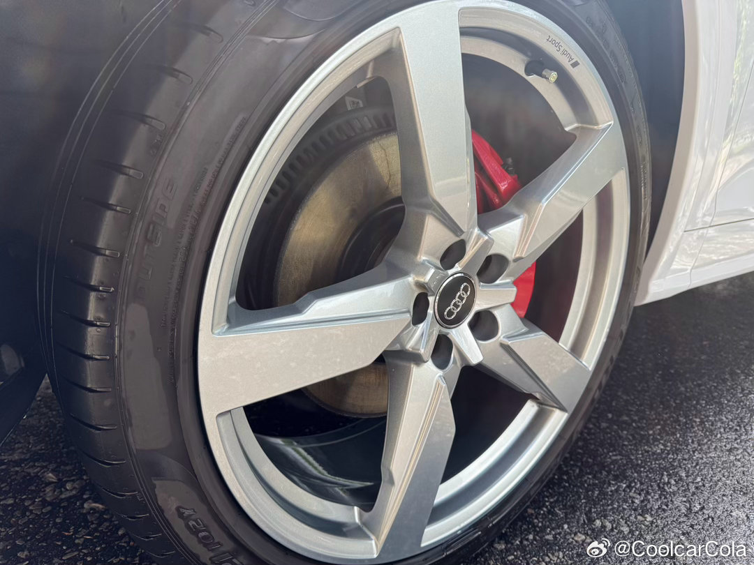 一台来去匆匆的车
四月份客人就在咨询卖车
八月过半终于卖了
一天开了12个小时往返蒙特利尔
一天里里外外洗车
一天卖掉送去Pond
最终又卖回到了蒙特利尔 
缘分真是兜兜转转
希望你的电磁避震扛得住魁省的满地坑
#可乐的二手车日记##德系车[超话]##二手车##八月# ​