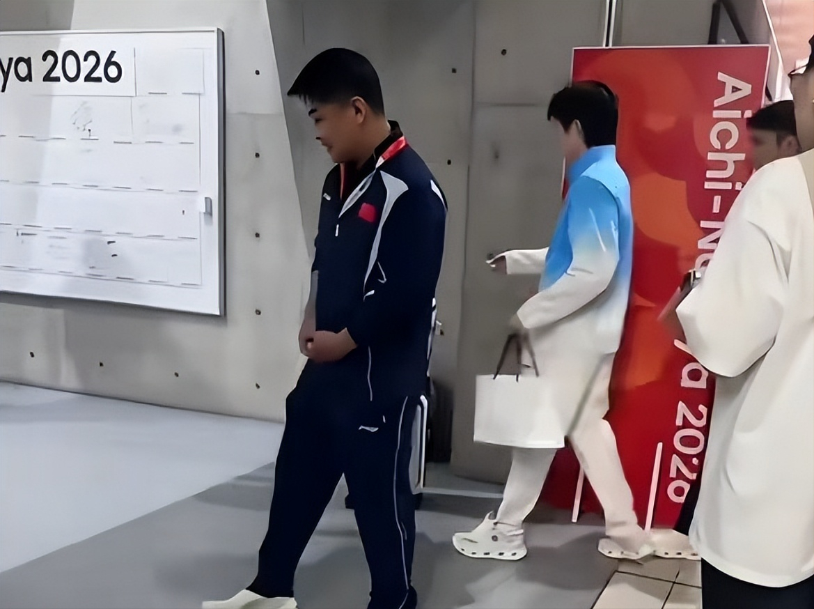 心疼王楚钦，
不是因为0-4输给林诗栋，
而是那个把他当作救世主的人，
赛后竟然没有去安慰他，

当王楚钦从王皓身边走过的时候，
两个人并没有任何交集，
或许是对王楚钦的愧疚，
又或者是对处境的尴尬，
两个人都很默契的选择了沉默，

不是王皓不心疼，
只是手心手背都是肉，
看着两个爱徒，
在赛场上全