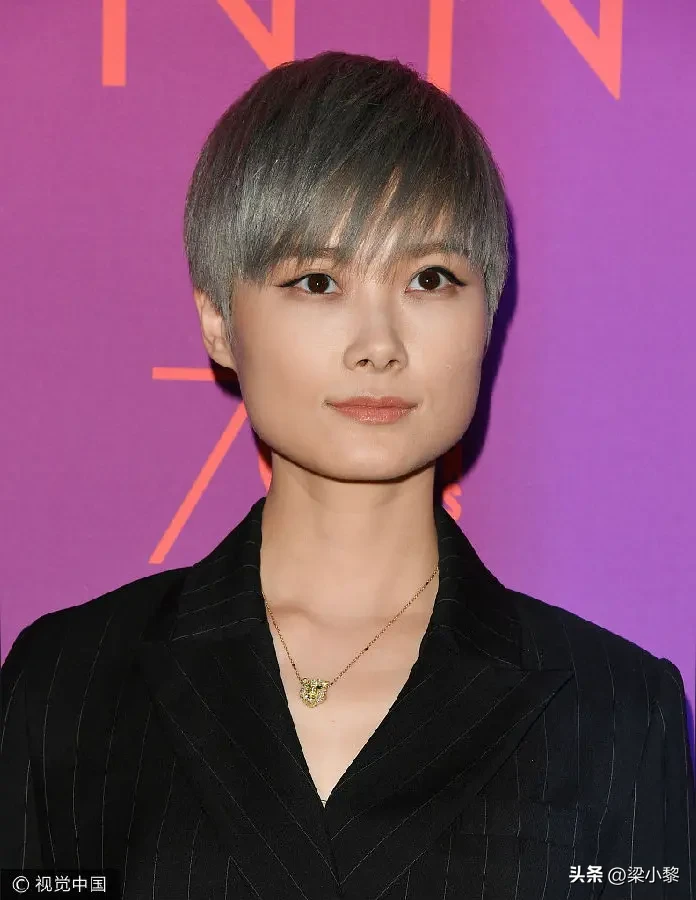 薛凯琪问李宇春:“有没有超过20年的闺蜜？我有挺多，你呢？”李宇春一本正经:“有，毕竟我也不年轻了。”

薛凯琪笑着接话:“活着活着就有了。”

李宇春一句幽默的回应，让薛凯琪忍不住笑言，原来友情是活着活着就慢慢拥有的。

李宇春今年42岁，她那超过20年的闺蜜，大概率是高中或者大学认识的。

从年
