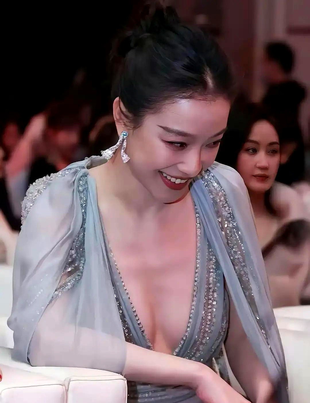 在横店三十八度的棚里，倪妮接了部预算紧、周期短的小戏。开机条件只有一个：每天下午四点半留二十分钟跟家里的猫视频。

拍雨戏导演临时要加摔杯子，道具组没备用，她直接拿出自己有缺口的青瓷杯递过去：“摔这个吧，声音脆。”

演弟弟的年轻演员中途被别家生生拽走，她直接拉来隔壁跑龙套的老同学救场。杀青全组吃火