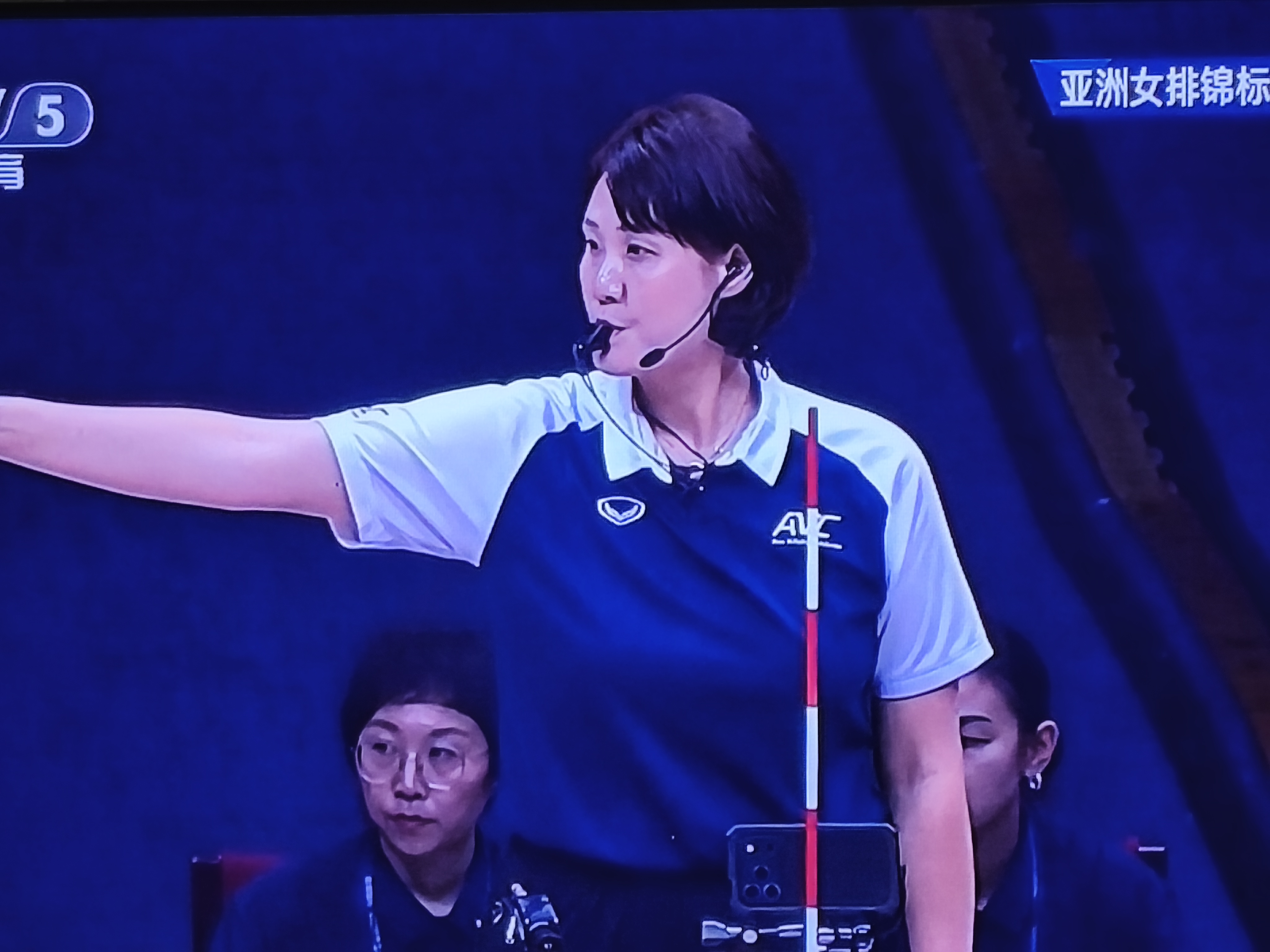 热点观点畅聊会晚上7点半。亚洲女排锦标赛1/4决赛最后一场比赛。中国队迎战越南队的比赛在天津开赛。中国队的首发吴梦洁，庄雨珊，龚翔宇，谢盛钰，王媛媛，陈浩宇，王梦洁。双方进入状态都比较快，中国队虽然技高一筹，但是越南队打的也很顽强，打到中局，中国队拉开了比分，25:15，中国队胜。第二局越南队加