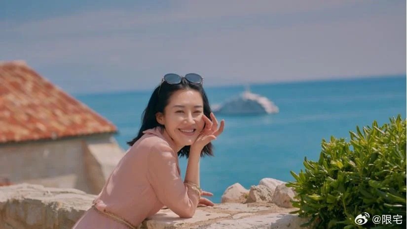 许晴的度假照绝了，完全看不出已经60了，裹得严实照样赢过25岁小姑娘 ​