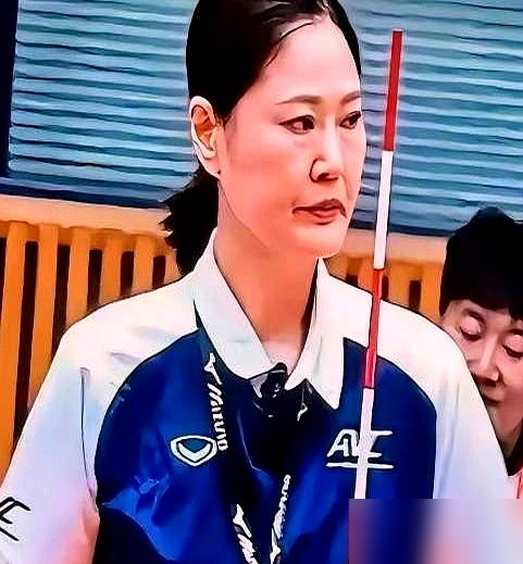 决胜局10比10，那个球明摆着过了网，她哨子没响。
中国女排跟土耳其拼到第五局，比分咬到10平。土耳其攻手探头过来，手腕都伸到咱这边了，惠若琪解说直接点破：过网击球。蔡斌想挑战，规则卡死，只能挑触网，结果人家没触网，分丢了。
慢镜头回放清清楚楚，球迷炸了锅。可赛后裁判例会传出来，这位女裁判承认自