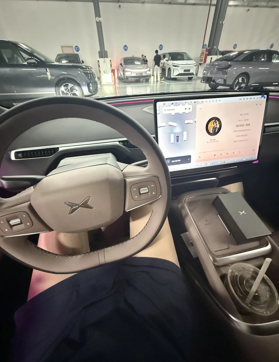 你好我的小鹏友🚗
#小鹏汽车 终于喜提小鹏MONA M03，整体提车过程舒心高效。交付中心一对一服务，验车仔细检查漆面、轮胎与各项车况，手续办理一气呵成，全程没有多余推销。
溜背外观颜值在线，内饰简约清爽，空间家用完全够用。交付专员耐心讲解车机、智驾、手机APP控车和充电的操作要点，新手也能快速上手