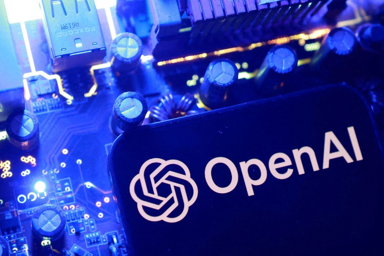 【白宫关注OpenAI“失控”事件 国会拟推“AI紧急关闭法”】总统特...