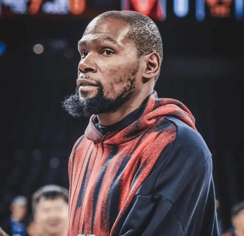 如果说职业生涯是一场漫长的长跑，那杜兰特这20年里换的鞋，还真没几双是真正合脚的。
最近不少人盯着火箭队的阵容看，越看越觉得这配置简直就是给杜兰特量身定做的“终极拼图”。以前在篮网、太阳，管理层总是陷入一种误区：把得分手像堆积木一样往一起凑。球权不够分，防守没层次，最后往往是一地鸡毛。
你看现在