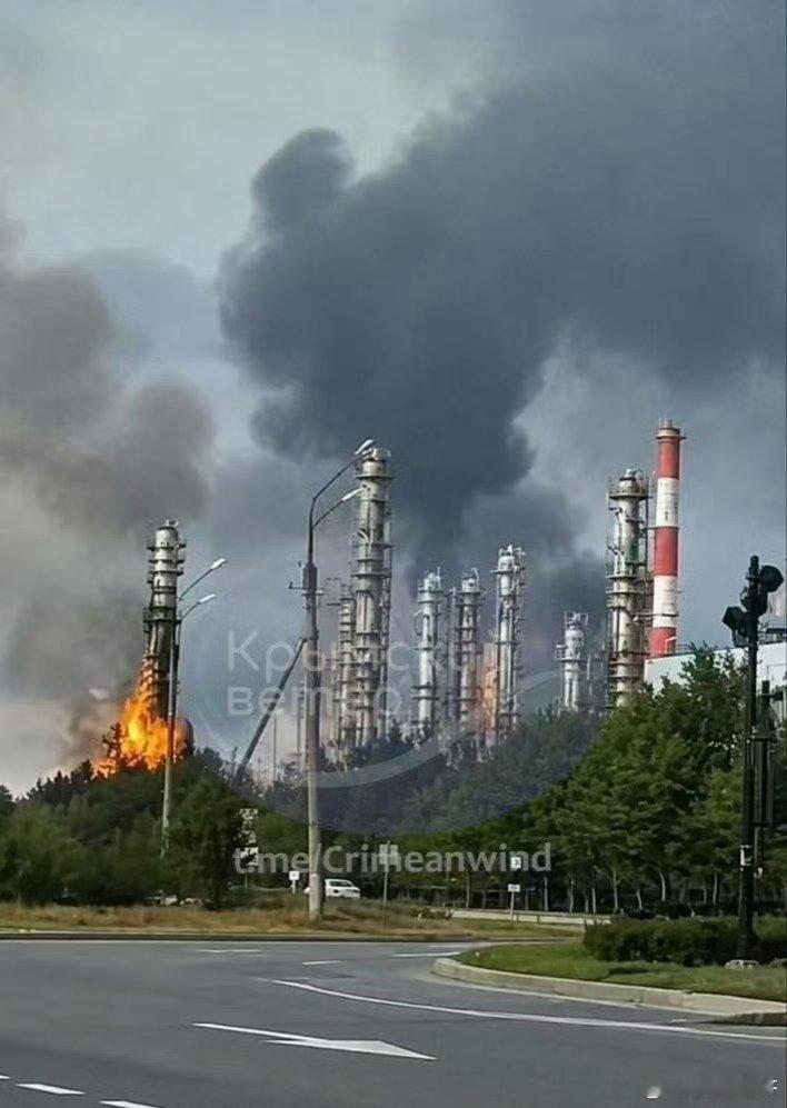 无人机改写现代战争：时代迭代，从不留情
 
战争早已彻底迭代。从冷兵器、枪械、坦克、战机，一路演变至今，现代战争已然进入无人机主宰的时代。
 
无人机战法彻底打破传统攻防格局：航程远、数量大、成本极低。敌方防空拦截昂贵、容量有限，根本防不住蜂群式突袭，总能撕开防空网、精准完成突击打击。 ​