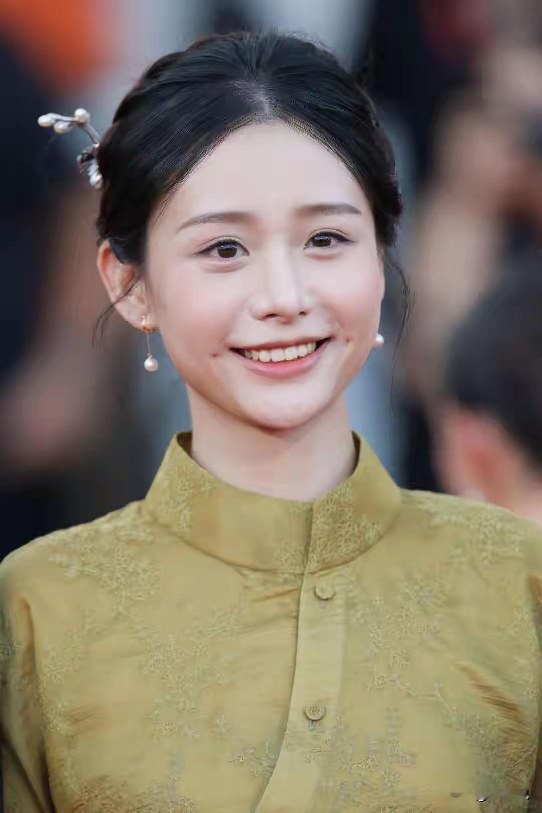 不袒胸露背能不能走红毯？能，而且很好看，很高级！《给阿嬷的情书》小慧终于出来了，威尼斯电影节，我们的小团队没有一人穿的露肉，这才是我们自信，不靠那些照样吸引眼球，那些不忍直视的女明星们，真的暗淡下去了，中国女人以包容为美，以得体为傲，希望走红毯的女明星们，尊重自己的身体，如果以露为美，感觉太低级了！