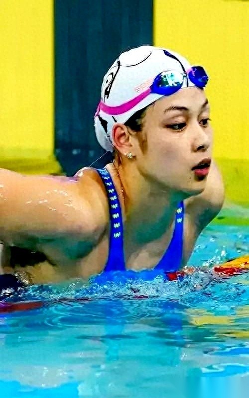 21岁的浙江姑娘余依婷在名古屋亚运会的泳池里揽下5金2银。
韩国媒体根本不在乎她100米蝶泳游出的56秒41，反而端着话筒追问她是不是混血。
几个月前刚刚在全国冠军赛上被她打破的女子200米个人混合泳亚洲纪录，如今归属于十三岁的于子迪。
事情就是这么荒诞。
一个在名古屋游了七个项目、七次站上领奖台的