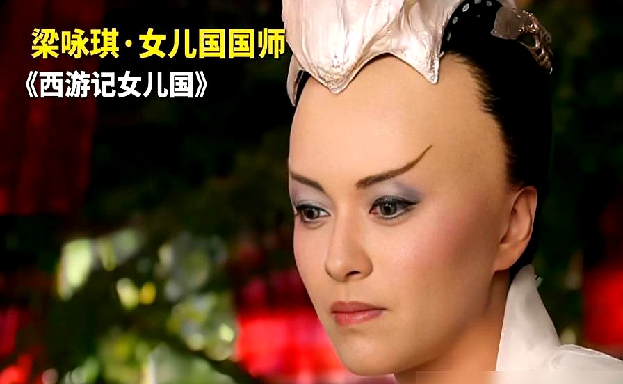 于正嘴硬了整整八年，当年杨蓉在开机前一个月被换掉，他咬死说是档期不合，如今终于低头认了：资方临时要换人，自己根本掰不过金主的手腕
 

最冤的是关晓彤，顶着骂名替人背了整整八年黑锅。当年进组直接套上重得像缝纫机一样的发型，拍完戏脖子使劲都发歪，稍微近一点的动作戏都被迫删掉，演得难受还要被全网群嘲