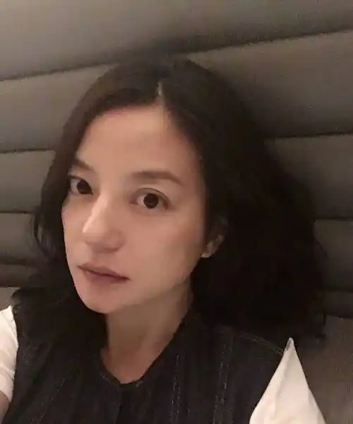 毁掉赵薇的，何止黄有龙，这回林心如划清界线，又封死了她一条退路。
 
聊起赵薇，不少人开口就是一句&34;可惜了&34;。
 
2026年9月，林心如在社交平台晒出旧照，通篇没提赵薇半个字，全网流传多年的&