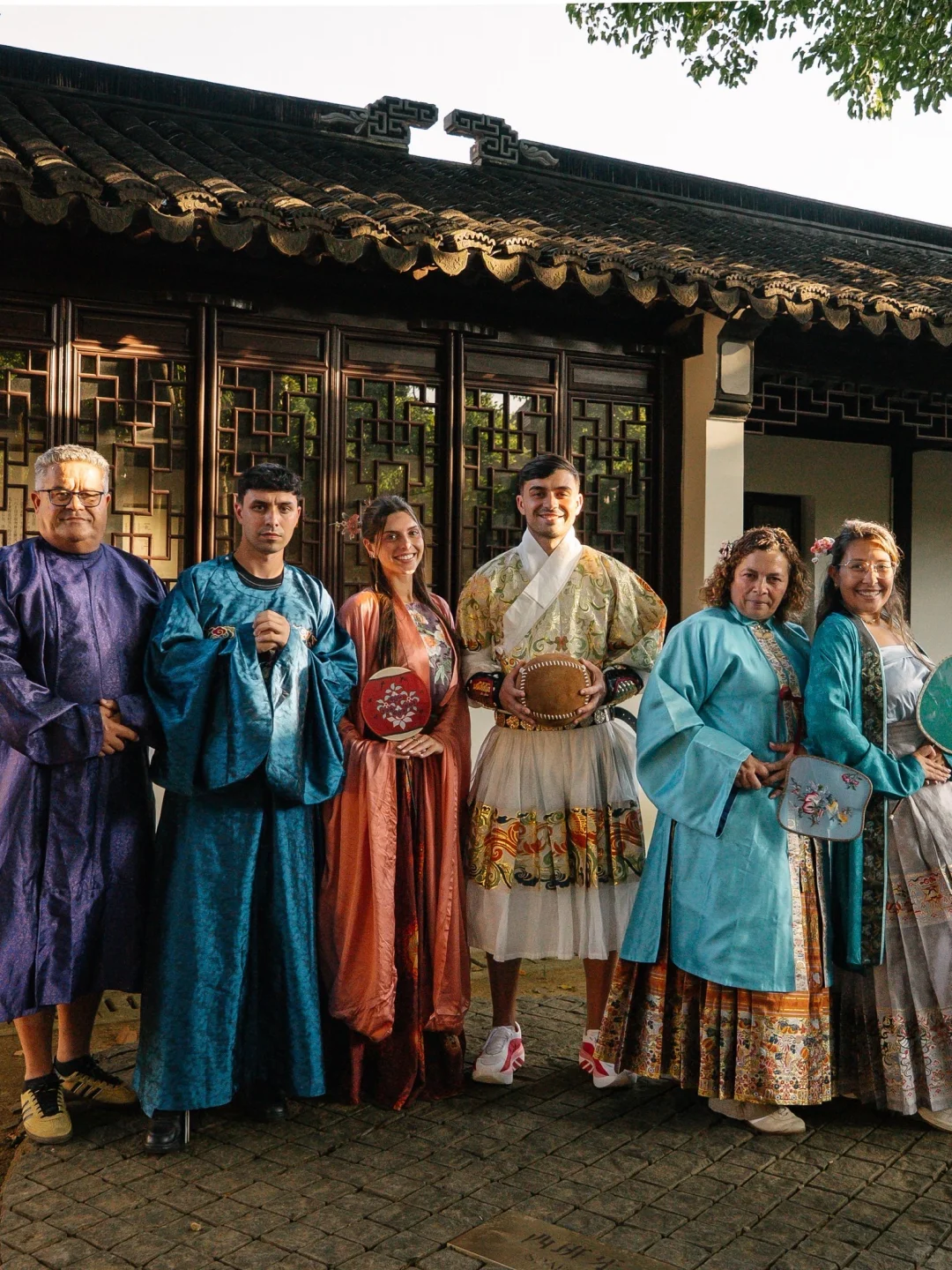 佩宝全家人都穿了中国传统服饰🤣太可爱了