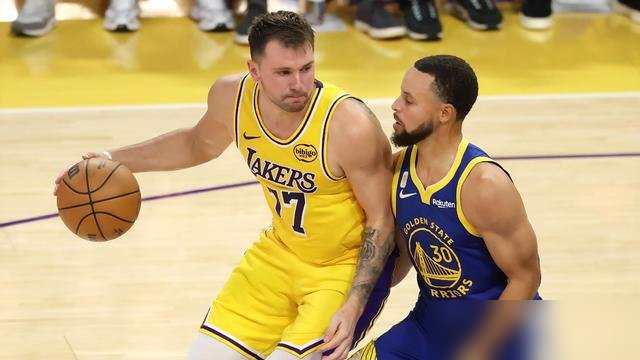 “我就是NBA最好的球员。”这话从亚历山大嘴里说出来，一点没打磕巴。
上赛季西决输给马刺，他直接揽责，休赛期闷头练。转头就上了《时代》封面，还顺手买了马竞的股份。
场均25.3分，雷霆新王。外界骂他“罚球商人”，他回了一句：那些噪音，比不上篮球给我家人带来的改变。
数据、效率、商业版图，全在往