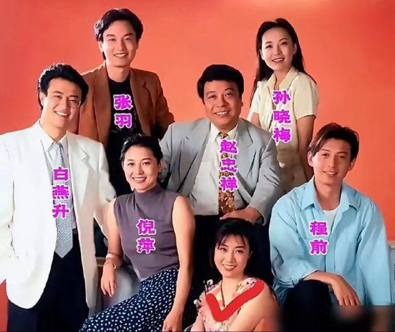 翻到倪萍央视年轻旧照！这才是真正的全能天花板！
早年央视后台，拍下了倪萍和赵忠祥搭档工作的经典老照片。
那会儿的倪萍才三十出头，没有厚重滤镜，素颜状态依旧五官周正、气质端庄大气。简简单单的职业装束，眉眼干净温柔，稳稳站在镜头前。
她褪去舞台的盛大灯光，暂时放下春晚主持的忙碌工作，安静从容的模样，妥妥当年央视的颜值门面。
很多人只记得她是温柔沉稳的春晚主持人，却不知道，倪萍从来不是单一标签的普通人。
科班出身的她，起点本来就很高。年纪轻轻就获评国家二级演员，没进央视之前，就靠着扎实演技拿下金鹰奖女配，早早在演艺圈站稳了脚跟。
普通人一辈子深耕一个领域就已经很不容易，但倪萍偏偏样样拔尖。半路跨界主持，直接坐稳央视一姐位置，连续十三年站上春晚舞台，承包了几代人的过年记忆。
正当主持事业巅峰期，她不恋舒适圈，果断回头深耕影视。为了拍好乡村教师角色，吃苦接地气，硬生生拿下金鸡、华表等三座影后大奖，创下主持人拿影后的罕见纪录，至今无人超越。
不止演戏主持双封神，她私下还提笔写书，随笔散文集销量...