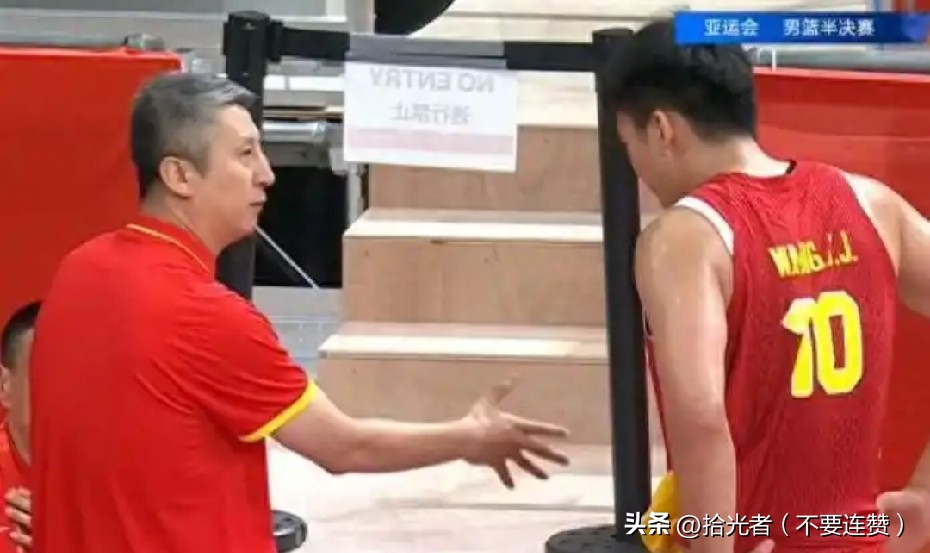 都在喊郭士强下课，可换了他，谁来接这个烂摊子

全网都在喊郭士强下课。
“郭士强下课”直接冲上热搜第一，热度破了200万。
我想说句不一样的话。
换帅，真的能解决问题吗。

我上网查了一下，国内符合总局要求、全职且熟悉CBA的顶级教练，数来数去就两个人，杜锋和杨鸣。
杜锋在广东当总教练，日子安稳。杨
