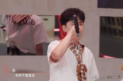谁看了不感叹啊！王以太直接出手帮张睿量身写rap歌词，文笔氛围感拉满，温柔又有故事感，把说唱玩出不一样的味道，队友之间互相托举也太暖心了