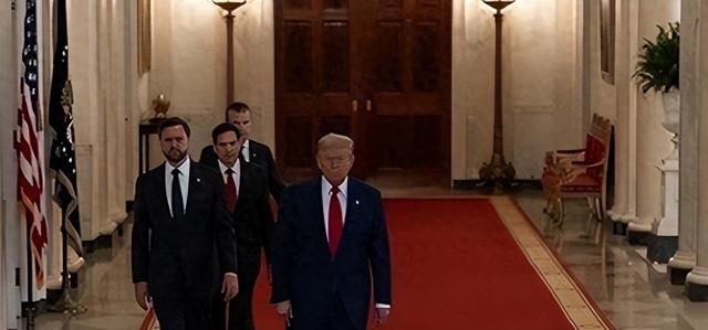 一个美国国务卿，身上背着中国的制裁令，坐在了中国外长对面。
这事听着像段子，但它是真的。2020年鲁比奥因为涉疆涉港言论被中方两度制裁，如今他升任国务卿，制裁没消。外交部说得明白，改译名没用，看的是本人真实言行。
你看，制裁记录这种东西，不会跟着新名片更新。
当年骂得越响，今天见面越尴尬。但更尴尬的