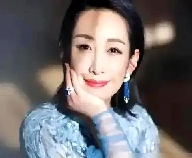 演员花大钱请全剧组吃饭，结果被导演直接下了“禁令”！

秦海璐证实过这事。王雷进组拍戏，隔三差五就掏钱请全组吃大餐，一顿起码小几千。

连着吃了一个月，拍摄进度拖慢了，演员状态也受影响。导演急了，直接下通牒：全都不许再出去聚餐！

换别人可能觉得丢面子翻脸了。王雷没摆架子，明着不让请，他就私下送温暖