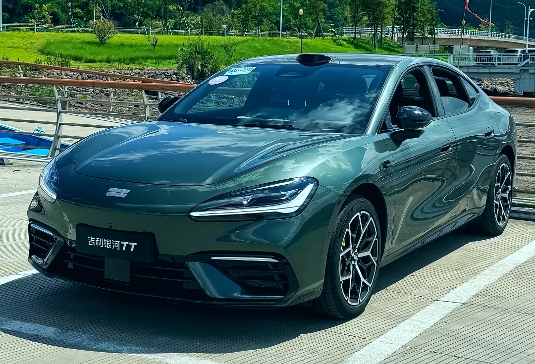 C级轿跑本要20万起，银河TT12.99万起还800V：低价高配到底省在哪？

去门店逛的时候，听见两个年轻人聊天。

预算本来计划20万选轿跑，现在被银河TT打乱计划。

很多人只看到价格，却没看懂，这场变化，会帮所有准备买车的人省下一笔钱。

看完，你会收获一套全新选车思路。
 
一、大家口中的