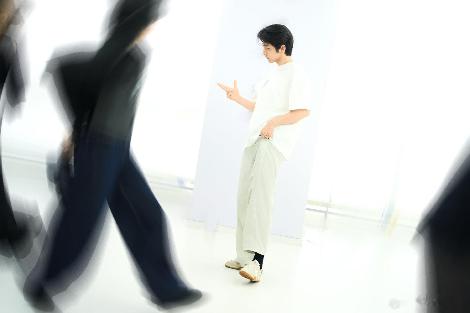 #张新成[超话]#  明天见。 有你 我很幸福
如果要去见你，我便要体味一遍这人间的悲欢离合。见面前的迫切与紧张、相见时的喜悦与激动、离别后的伤感和不舍。

​