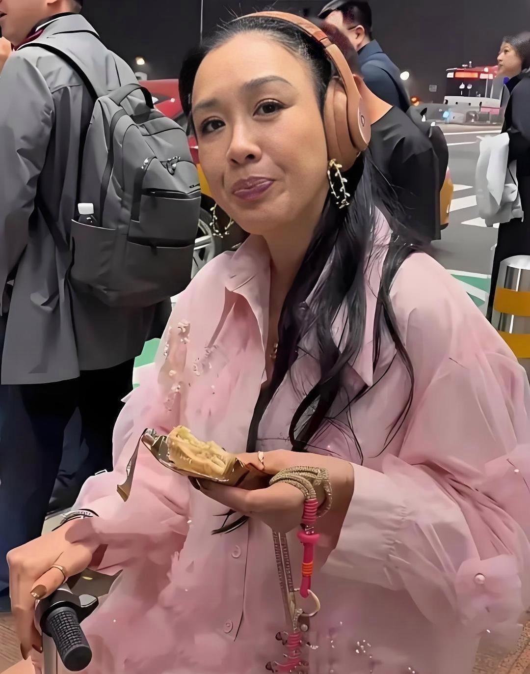 56岁的钟丽缇真的很拼的！感觉她不会老似的！
近期她的状态非常活跃，主打一个“真实且松弛”。她常年保持健身（每周力量训练、体脂率约18%），直播跳操40分钟气息不乱，56岁依然穿着大胆、少女感十足。面对“装嫩”或生图皱纹的争议，她坦然表示“每个人都会老，希望慢慢变老”，接纳不完美。
挺佩服她的。
你
