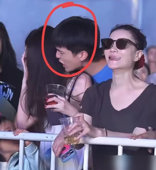 同样是保护女儿李嫣，李亚鹏能把人打进警局，王菲却出奇地平静。
阿那亚音乐节上，王菲好友酒后对李嫣搂抱越界，当妈的王菲没发飙。这反差，直接扯出了2008年的曼谷机场事件。
当年李亚鹏为了挡镜头直接挥拳，但王菲这次选了另一种处理方式。8月30日晚，王菲带李嫣在台下看窦靖童演出，多年好友兼摄影师Rya
