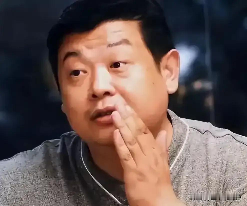 2005年，演员傅彪患上癌症，冯小刚给了200万，张国立给了40万。然而，葛优却一毛不拔，可是傅彪的妻子却说：“最感谢的就是葛优！”这到底是为什么？
 
麻烦各位读者点一下右上角的“关注”，留下您的精彩评论与大家一同探讨，感谢您的强烈支持！
 
2005年深秋的北京飘着冷雨。
 
八宝山殡仪馆门前，