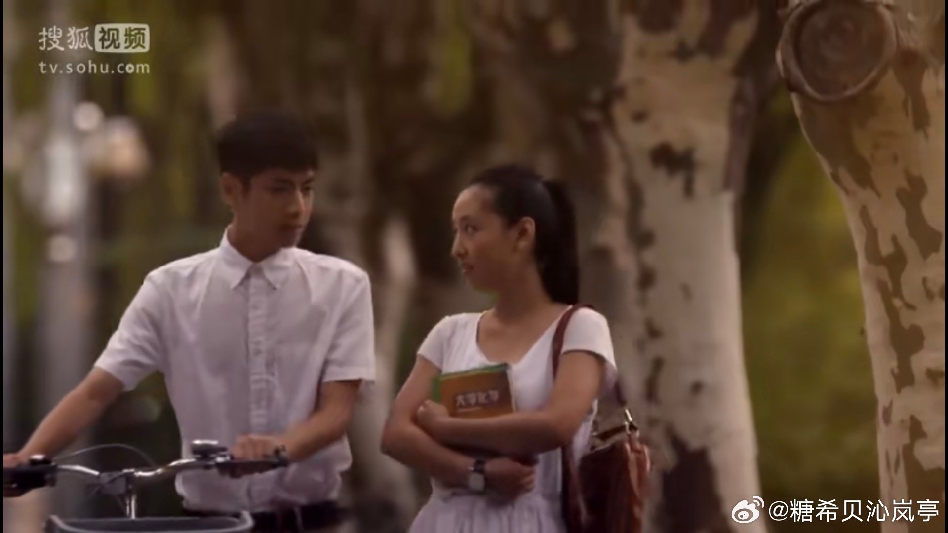 #追剧# 

十一年大概看了十遍，头一次觉得吴倩的小默笙和唐嫣的赵默笙重叠了，她们有相似之处，认可了她俩可以是同一个人，之前看从来没有这种感觉！
再看，这个开头还是能够吸引我，没有快进的看了5集，虽然也有一些剧情bug，就忽略不计吧，继续看我爱的默笙！ ​