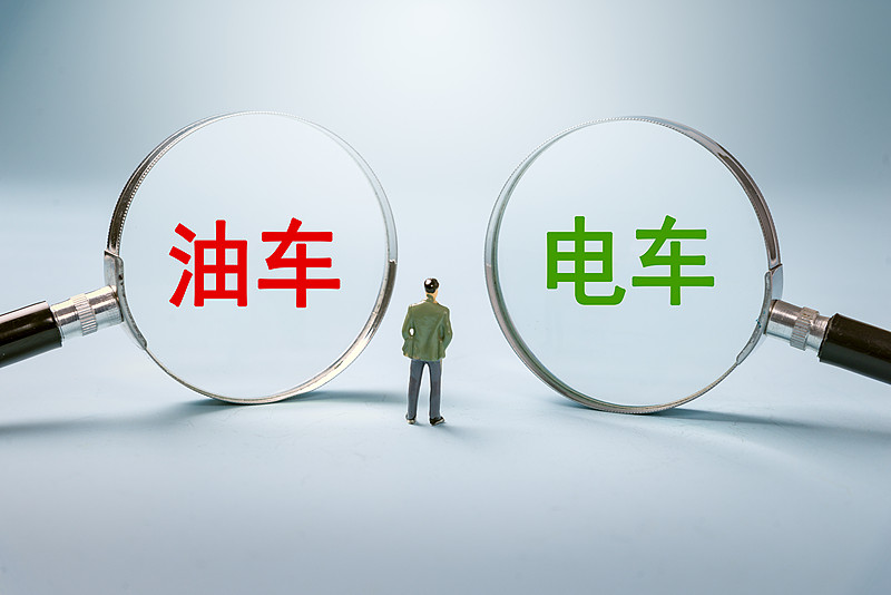 普通人第一辆车到底买油车还是电车？看完不再纠结
 
🔥很多人人生第一台车，卡在油车和电车之间左右为难。
 
网上一边倒吹电车省钱、科技感强；又有不少老司机劝油车靠谱、跑长途不闹心。到底该听谁的？
 
作为普通老百姓买车，不要被参数、营销噱头洗脑，结合自己真实用车情况选，才不会买完就后悔。
 
✅一句