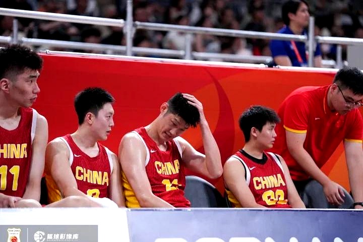 看到中国男篮败给日本队后，我突然有了个预感，中国男篮接下来很可能会迎来一轮彻底的震荡。
 

整整输了20分，而且是在半决赛这种要劲的节点上。
 

很多人第一反应是把锅扣在主教练头上，喊着郭士强该下课了。
 

但平心而论，咱们这些年换帅换得还不够勤快吗？
 

从本土名宿到欧洲名帅，走马灯似地换