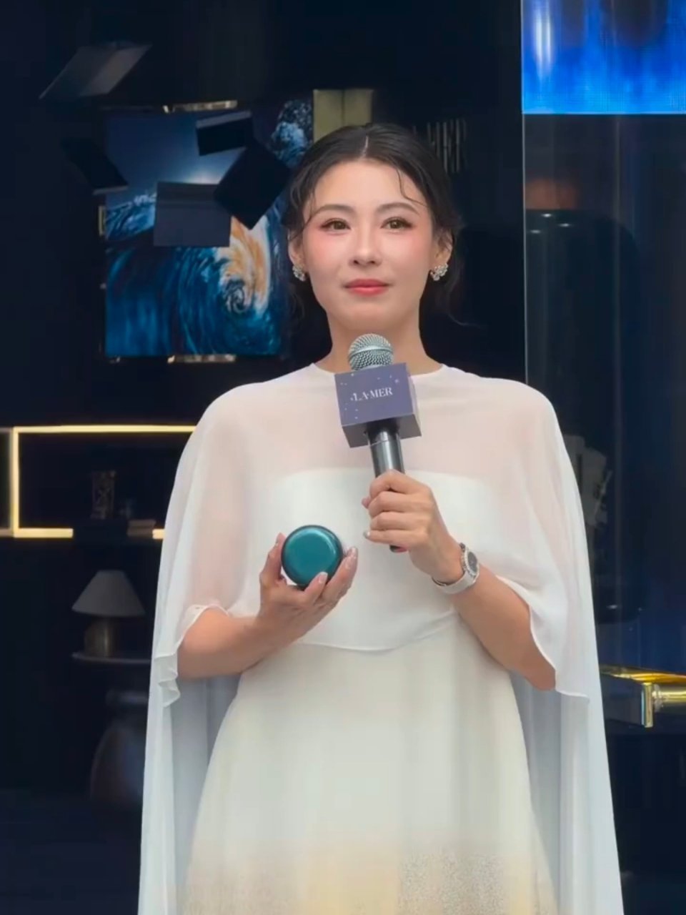 张柏芝亮相深圳万象天地LaMer海蓝之谜​​的快闪店活动，抹胸渐变长裙，从纯白过渡到鎏金，外搭了白色纱质披风，整身飘逸又大气。你觉得她这场活动状态如何？ ​