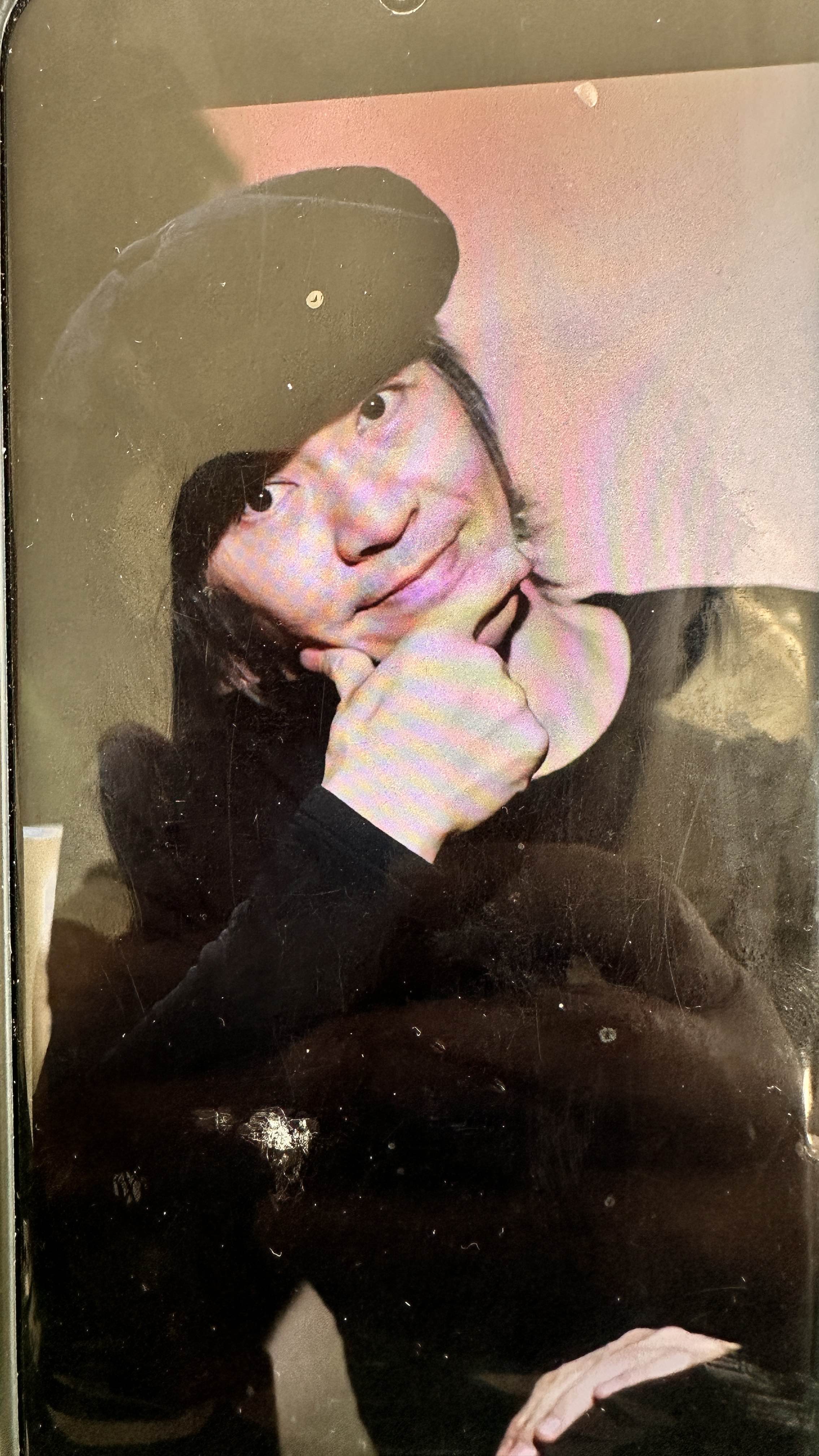 江春水暖鸭先知，周星驰一定提前嗅到了什么。
据媒体曝光，周星驰正式退出内地影院生意，1港元卖掉业务，开了15年的杭州比高影院也直接关停，而是把重心转向新媒体。
1港元，跟白送没区别，周星驰给出的信号太强烈了。现在的影院生意绝大多数属于赔钱买卖。越来越多的人放弃去影院看电影，选择躺在家里刷短视频。