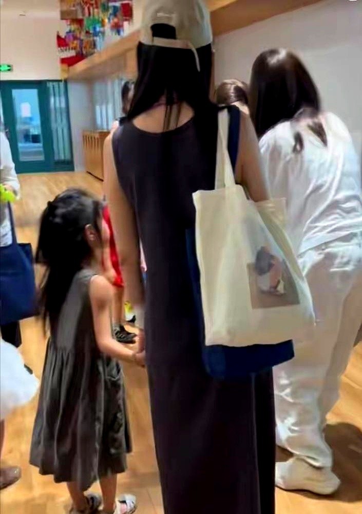赵又廷跟黄晓明倒苦水，抱怨女儿长得太像自己了。

高圆圆直接补刀，说闺女简直就是“扎着小辫的赵又廷”，连笑起来嘴角的弧度都像是一个模子刻出来的。

五六岁的Rhea去剧组探班，安安静静坐在旁边，气质倒是随了妈。赵又廷一有空就掏出手机打视频，还在剧本上写“我爱妈妈”教女儿认字。

哪怕把闺女宠上天，这