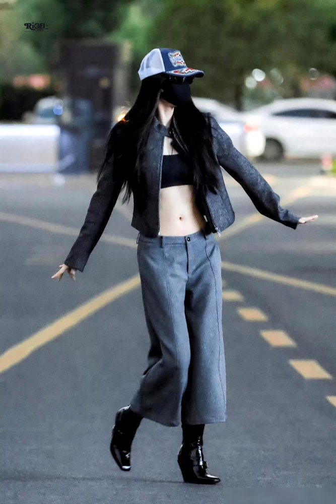 虞书欣进妆路透，马甲线直接杀疯了。
腰细得一把能掐住，腹部线条清清楚楚。这哪是拍戏，这是把健身房搬进了横店。剧组临近杀青，她这状态反而越绷越紧。
《念相思》拍了这么久，路透里的何盼一次比一次瘦，一次比一次狠。粉丝天天催着看正片，她倒好，闷头把身材卷成了这样。
制片人王一栩早放过话，虞书欣的档期