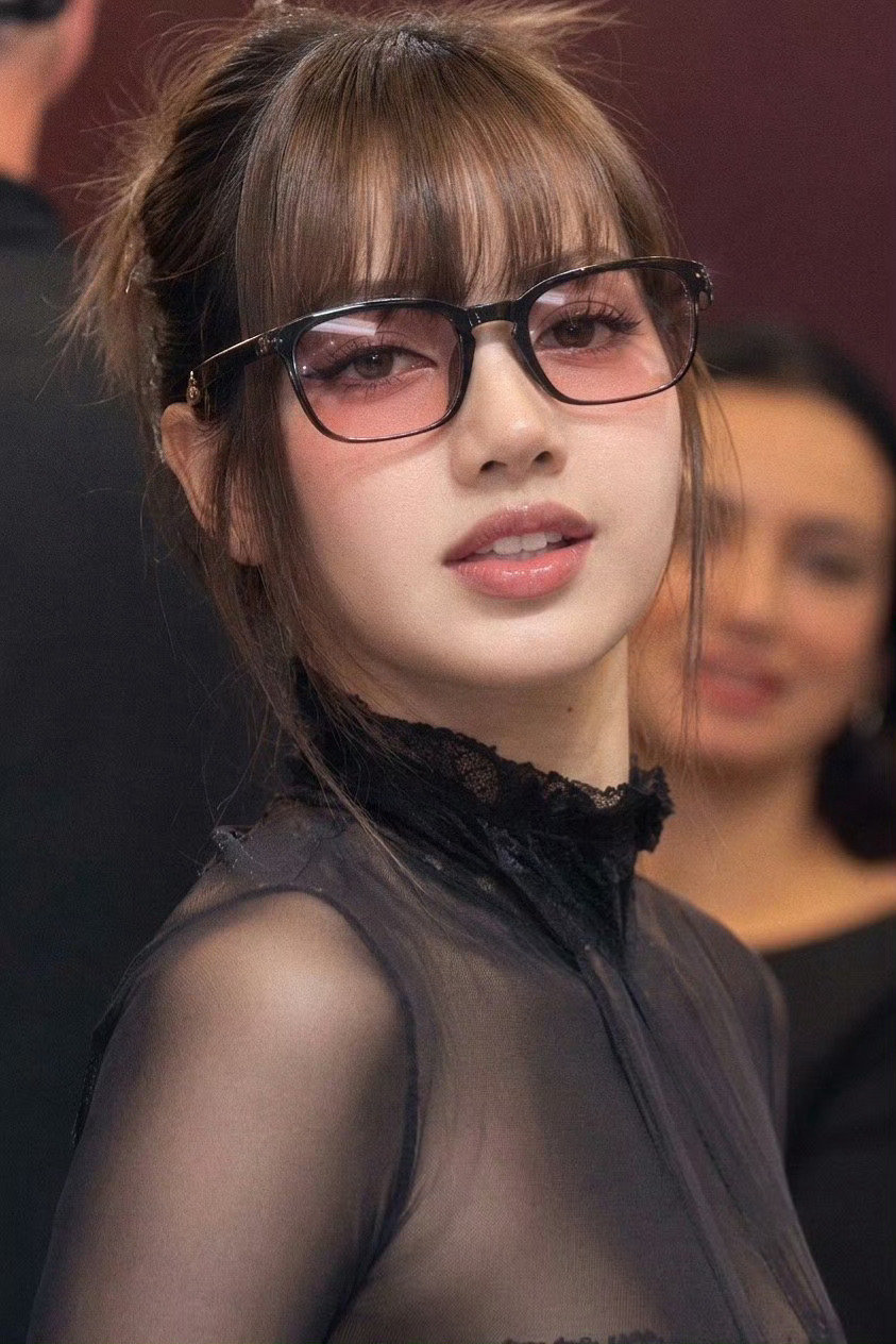 #LISA新单曲SaWaDiKa#
LISA'S WORLD
Meta Glasses by LISA 🕶️ ​