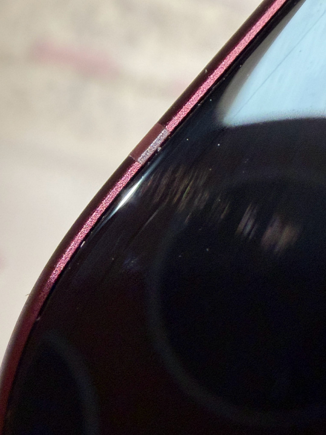 刚刚去苹果授权店看了六台 iPhone18Pro/18ProMax，我发现正面这个边框台阶都没有我的宽，都是 R 利角，我这运气也太好了吧[捂嘴哭] ​