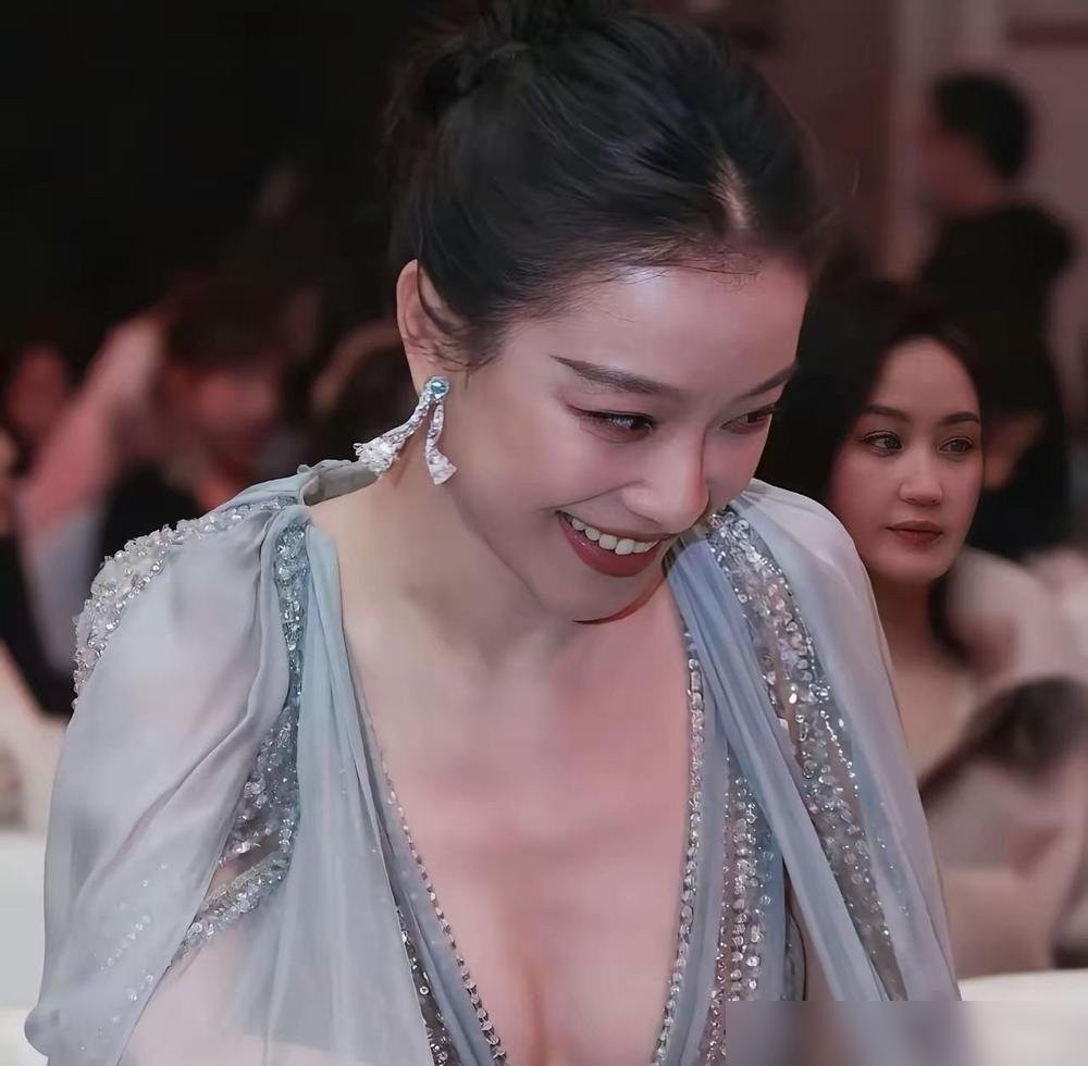 倪妮穿条闪钻裙在盛典上笑得后槽牙全露，全网居然没一个嘲她表情管理失败，反倒全在夸高级松弛。

娱乐圈女明星最怕两件事：一是镜头前失控，二是脸上长褶子。她倒好，转头就在《东极岛》里把自己整成又黑又糙的渔民阿花，连粉底都不乐意好好打。

“观众记住的永远是角色，不是那张脸。”

真敢说，但也真敢干。当年