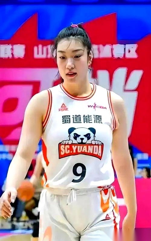 别猜了。
李梦彻底从女篮名单消失，没那么多狗血内幕。
说句最扎心的：这支队伍的战术体系，已经容不下“大女主”了。
这一年多，网上吵翻了天，觉得老帅宫鲁鸣固执、针对她。
但这回，我懂老头的狠心。
这其实就是咱们最熟悉的职场法则——公司业务线转型了。
李梦是什么级别的员工？超级销冠！球权在手，天下我有，