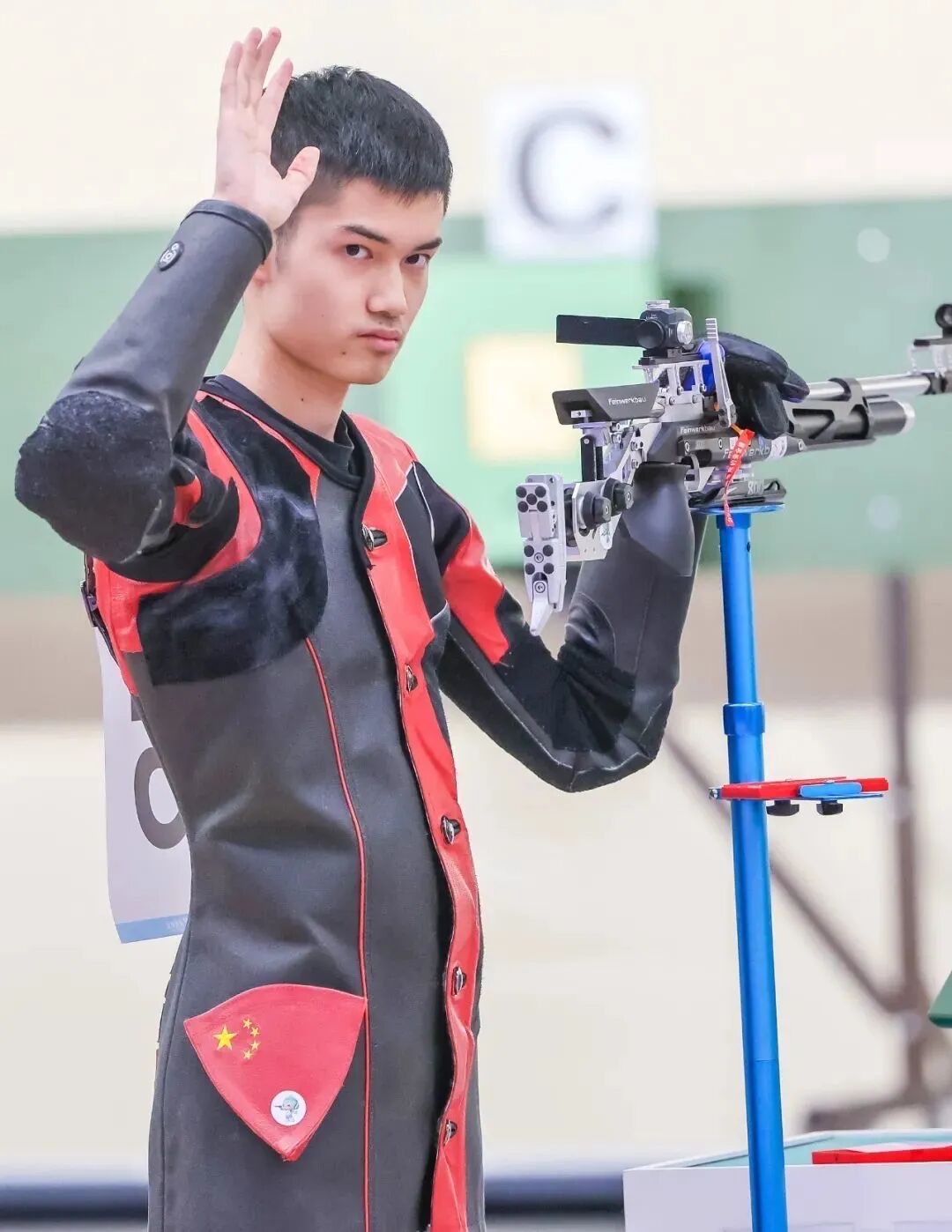 一起聊亚运盛李豪的夺金对中国射击队有何意义 

靶场封神！盛李豪4小时连拿两金，刷新亚洲纪录

4小时，两枚金牌！“干饭哥”盛李豪，在名古屋亚运靶场交出近乎完美的答卷。

男子10米气步枪个人决赛，盛李豪一路鏖战，从一度落后到强势反超，最终打出254.2环，打破亚洲纪录，实现亚运