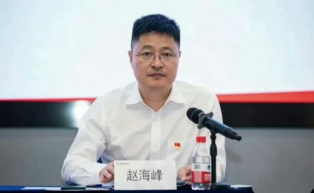 #杭州酒局# 
郁廷某栋，杭州市滨江区副区长
赵海某峰，招商蛇口浙江公司总经理
马政纲某，建发地产杭州公司总经理

听说分别是公职、央企和国企人员，我很压
惊讶地发现这几天自己看到新闻居然全是杭州以外的官媒发声。本地媒体半个字都不曾放出来，我还特意搜了自己平时关注度高的几个杭州官媒公众号 ​