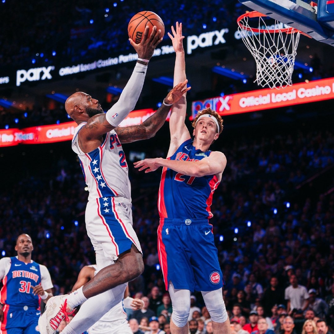 詹姆斯当首发中锋，效果太差！
NBA常规赛，费城76人败给上赛季常规赛东部第一底特律活塞。
本场比赛，恩比德休战，詹姆斯出任首发中锋，但他表现平平，好在替补中锋博纳拼劲十足，但也无力回天。
76人记者Austin Krell点评道：“詹姆斯的表现乏善可陈，杰伦-布朗打得非常混乱。费城在第四节有很多