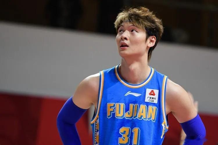上海久事大鲨鱼男篮迎来了队史的高光时刻，时隔24年再次捧起CBA总冠军...