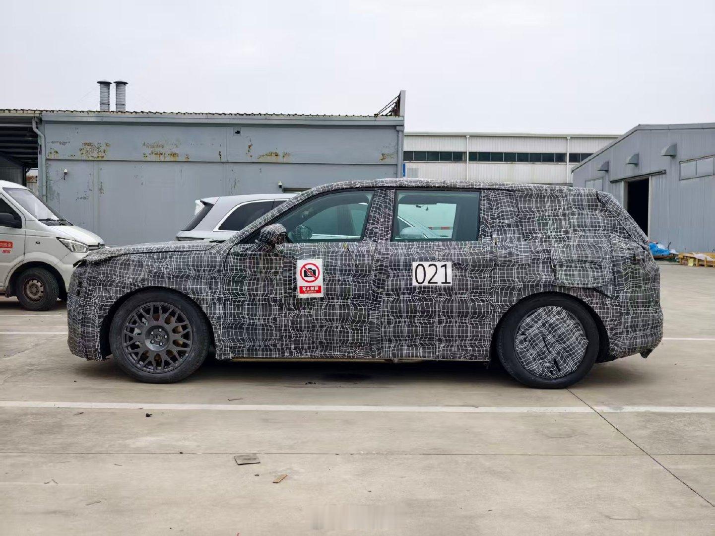 阿维塔9系终于来了，看起来还是蛮有尊贵感的，跟我去年拍的伪装车对比下[doge][偷笑] ​