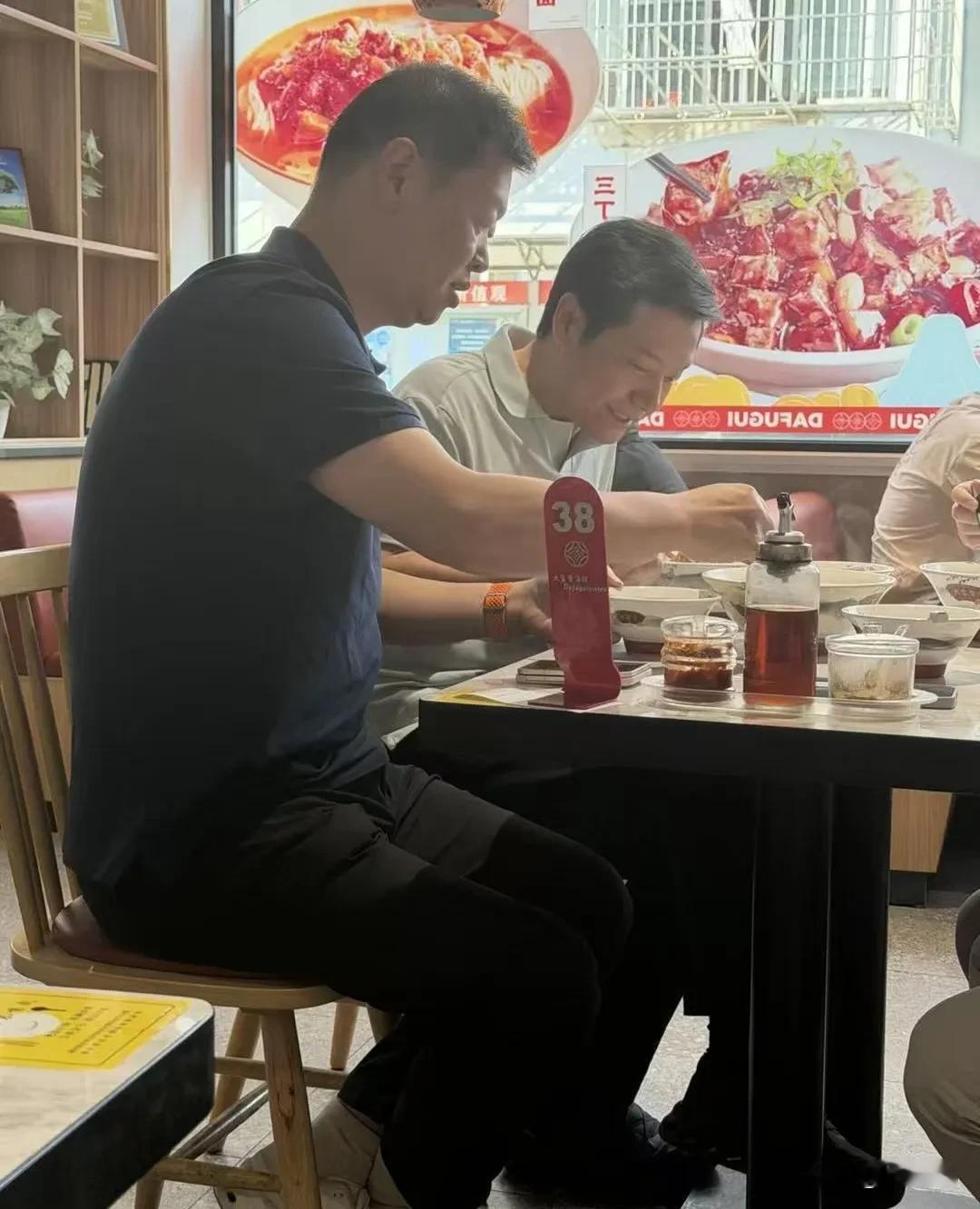 57岁雷军现身上海餐馆吃早餐
 
最近有人在上海一家普通餐馆偶遇雷军吃早餐。当天他点了葱油拌面还有菜肉馄饨，都是咱们老百姓常吃的家常早点。身边跟着几名工作人员陪同，不少网友感慨，虽说出行有团队跟着，看着有排面，但吃饭选的小店，不算铺张。
 
今年57岁的雷军，真人状态看着很不错。身形保持得挺好，没有