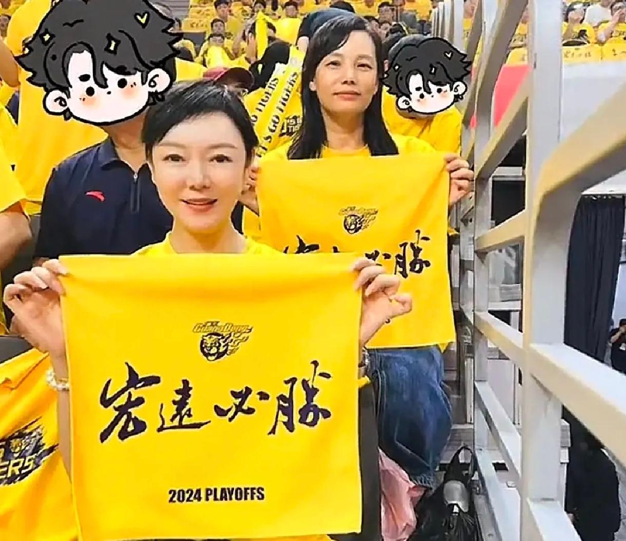 广东宏远2024年季后赛的观众席上，有个画面意外吸引了球迷的注意，徐杰...