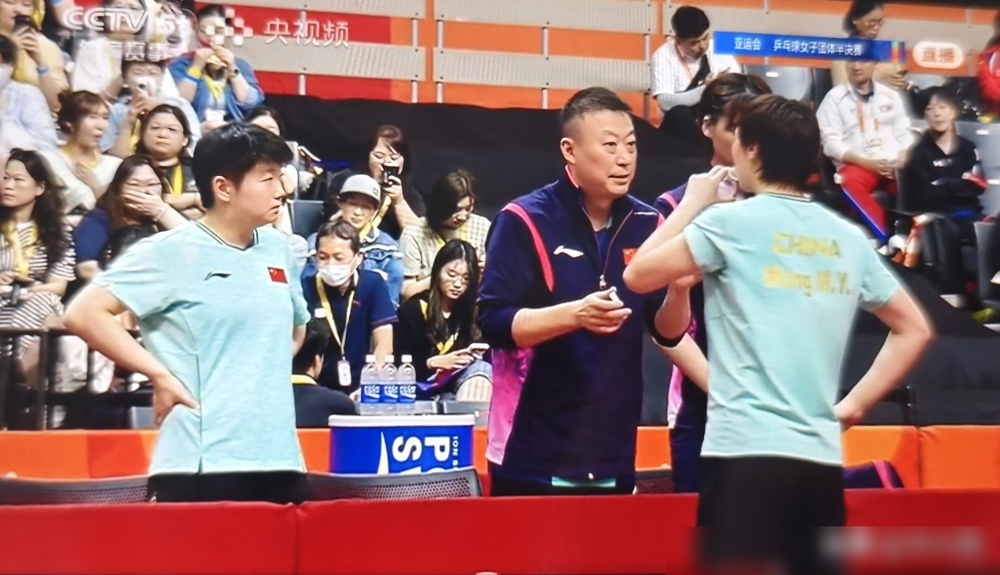 王曼昱2：0领先，马琳脸却黑得像丢了赛点，镜头怼过去他还在比划旋转。
对手金琴英，长胶，球路邪得没边。孙颖莎赛后说，赛前全队照着拼字备战，朝鲜队那打法，录像翻烂了也不好对。蒯曼第三盘被缠住，马琳喊暂停，就一句：前三板别松，落点压中间位。
看台上没人觉得2：0稳，教练组比谁都清楚，这种特殊打法，松